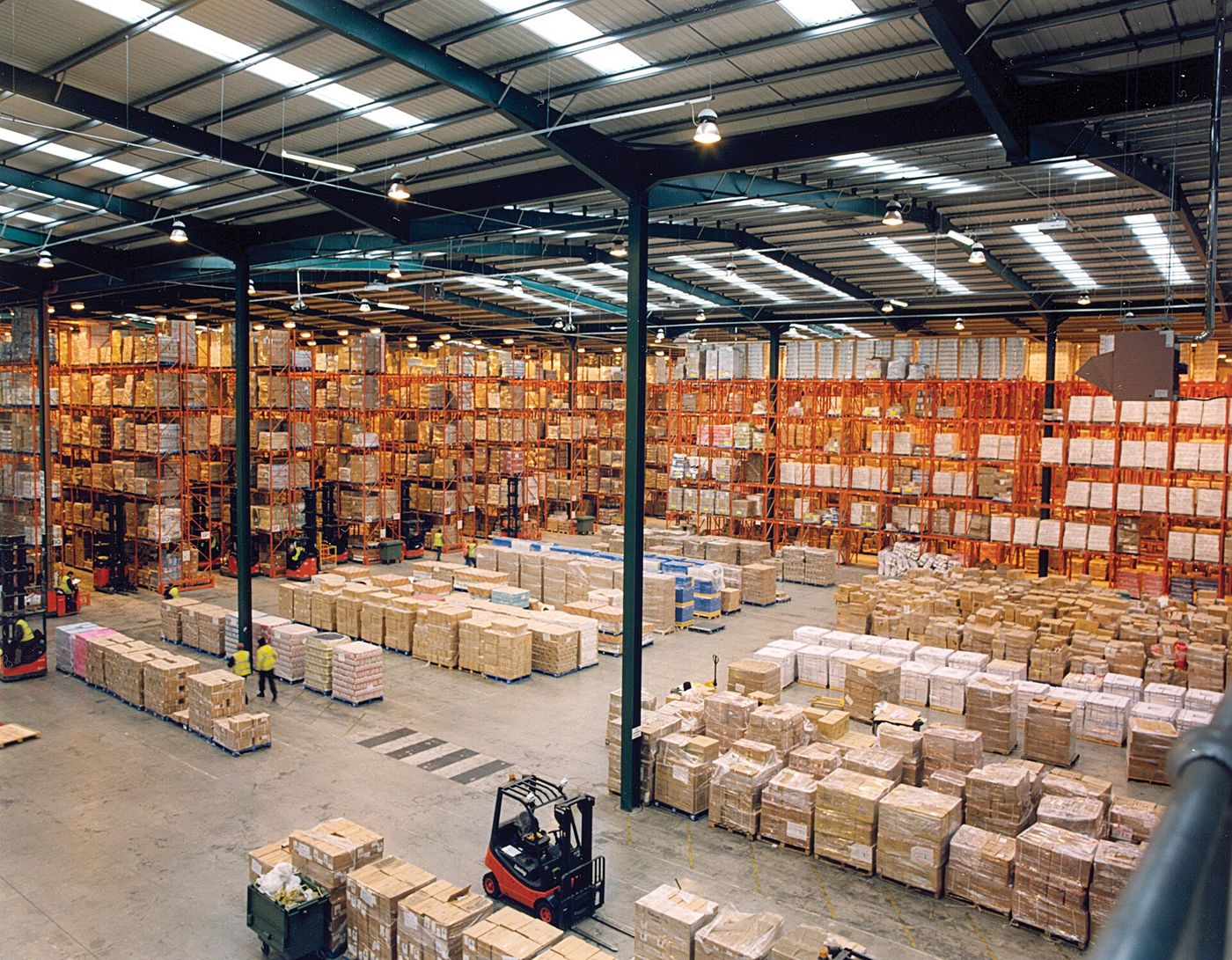 Almacén de distribución con estanterías de palés